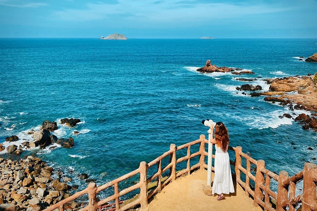Con đường đi bộ ven biển Eo Gió đang là điểm chụp ảnh sống ảo chưa bao giờ ngừng hot