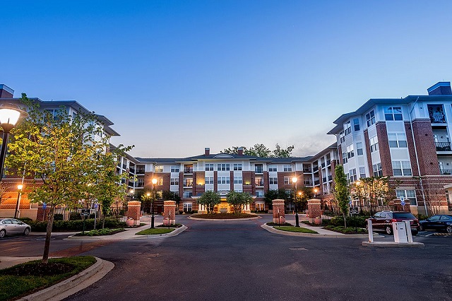 Columbia Town Center nằm ở khu đông dân cư, có nhiều cửa hàng bán lẻ nổi bật