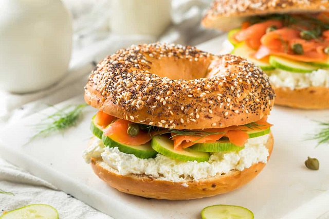 Bạn có thể thưởng thức bánh mì vòng bagel theo nhiều phong cách khác nhau