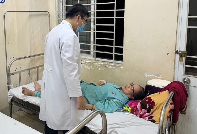 Bệnh nhân cấp cứu tại Bệnh viện Đa khoa khu vực Long Khánh. Ảnh: Thái Hà